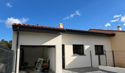 Pose de gouttières sur une maison à Saint-Estève