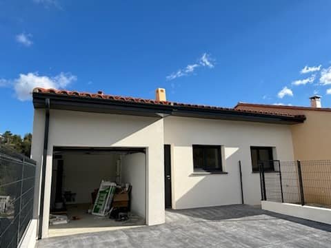 Pose de gouttières sur une maison à Saint-Estève