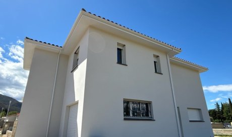 Installation de gouttières autour d'une maison à Saint-Estève